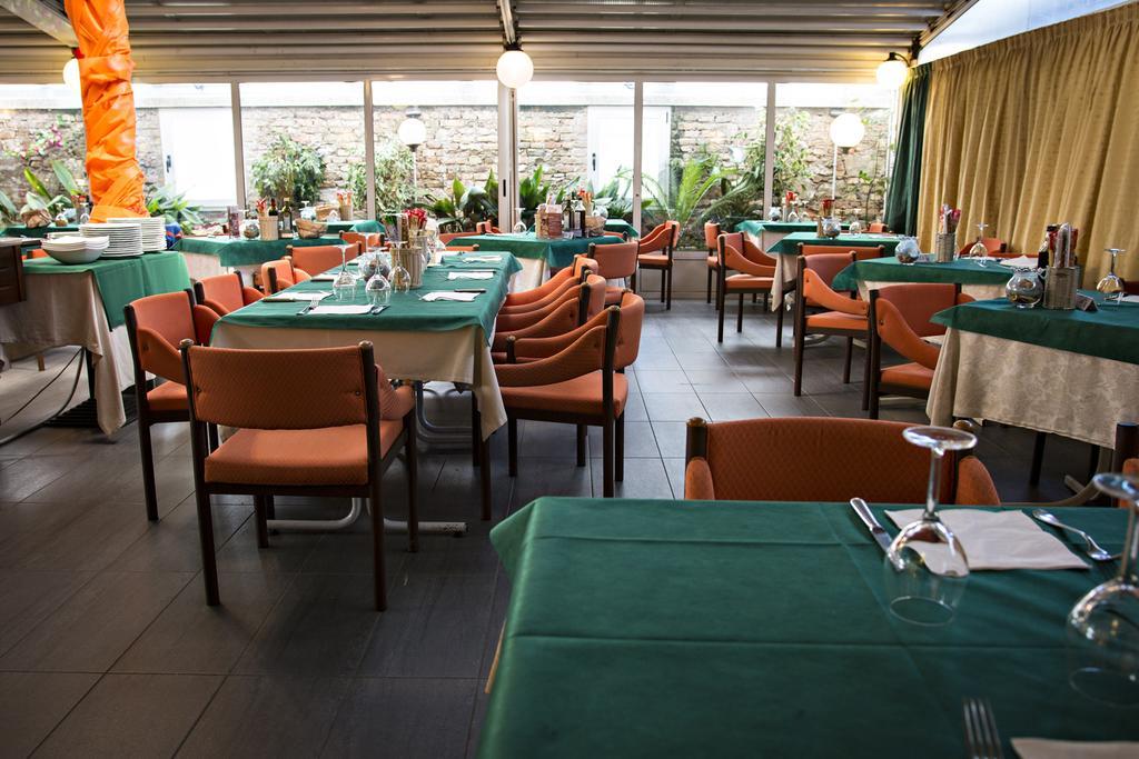 Hotel Ristorante Cigno - Camere And Aparthotel Latisana Exterior foto